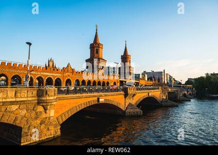 Oberbaum ponte tra Kreuzberg e Friedrichshain, Sprea, Berlino, Germania Foto Stock