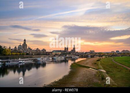 Tramonto dal Carolabrücke con vista del fiume Elba prati Königsufer, Augustusbrücke, terrazza banca, Hofkirche, Foto Stock