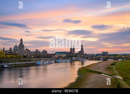 Tramonto dal Carolabrücke con vista del fiume Elba prati Königsufer, Augustusbrücke, terrazza banca, Hofkirche, Foto Stock