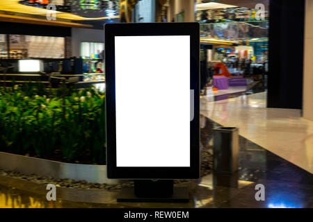 I media digitali in bianco e nero schermo bianco pannello moderno, cartello pubblicitario design in un centro commerciale, galleria. Mockup, mock-up, mock up wi Foto Stock