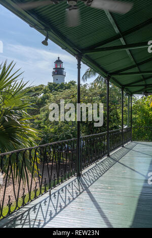 Ernest Hemingway House di Key West, Florida, Stati Uniti d'America. La distanza è il Key West Lighthouse. Foto Stock