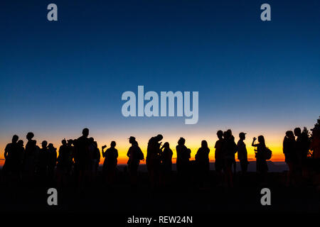 Persone queing lasciare Hopi Point dopo il tramonto, del Grand Canyon South Rim, South Rim, Arizona, Stati Uniti. Foto Stock