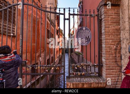 Bologna, Emilia Romagna, Italia. Dicembre 2018. Una parte nascosta della città che ricorda quello di Venezia! Il Reno canale scorre tra le case dando un molto Foto Stock