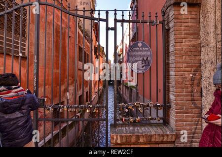 Bologna, Emilia Romagna, Italia. Dicembre 2018. Una parte nascosta della città che ricorda quello di Venezia! Il Reno canale scorre tra le case dando un molto Foto Stock