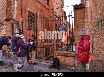 Bologna, Emilia Romagna, Italia. Dicembre 2018. Una parte nascosta della città che ricorda quello di Venezia! Il Reno canale scorre tra le case dando un molto Foto Stock