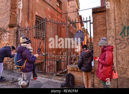 Bologna, Emilia Romagna, Italia. Dicembre 2018. Una parte nascosta della città che ricorda quello di Venezia! Il Reno canale scorre tra le case dando un molto Foto Stock