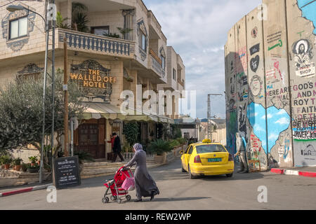 Betlemme, Palestina - Novembre 22, 2018: Murata Hotel Off impostato e decorato dal famoso artista Banksy vicino al muro di separazione in Cisgiordania, Palesti Foto Stock