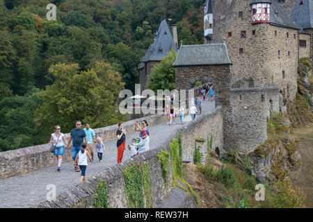 I turisti non identificato presso il cancello di ingresso del Castello Eltz. Eltz castello è una delle principali attrazioni turistiche del distretto di Mayen-Koblenz. Germania. Foto Stock
