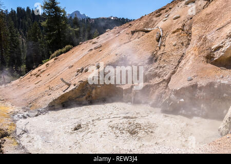 Il vulcano di fango a opere di zolfo area in Lassen Voclanic National Park, California settentrionale Foto Stock