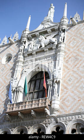 Palazzo Ducale a Venezia Italia chiamato anche Palazzo Ducale in lingua italiana e tre bandiere Foto Stock