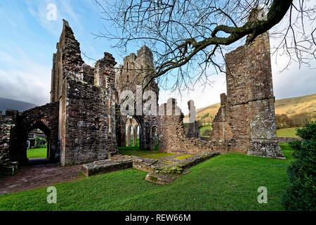 Llanthony Priory (Priordy Llanddewi Nant Hodni), le rovine di un ex convento degli Agostiniani in una appartata Vale of Ewyas, una ripida facciate una volta-ghiacciate vale Foto Stock