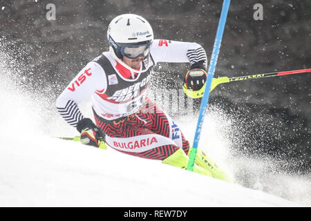 Zagabria, Croazia - 6 Gennaio 2019 : Albert Popov dalla Bulgaria compete durante l'Audi FIS Coppa del Mondo di Sci Alpino Slalom Mens, Snow Queen Trophy 2019 HO Foto Stock