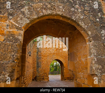 Vecchio passaggio arcuato in antico castello, inverno, Spagna Foto Stock