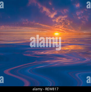 Il tramonto o l'alba su acque calme Foto Stock