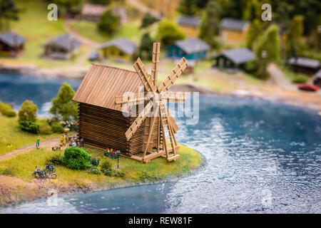 Miniatura di realistico paesaggio rurale paesaggio con un mulino a vento in legno e persone Foto Stock