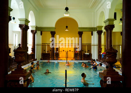 Nostalgico viaggio a Budapest, bagno termale Széchenyi, Ungheria Foto Stock