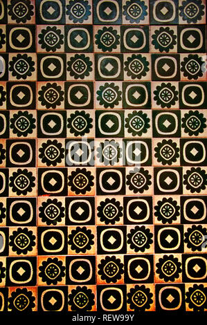 Il giallo e il nero di piastrelle con diversi pattern, parete in Spagna Foto Stock