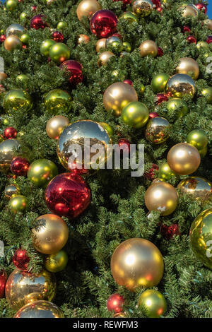 Pallina di natale ornamenti sulla struttura esterna Foto Stock