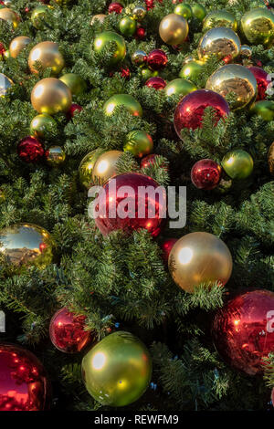 Pallina di natale ornamenti sulla struttura esterna Foto Stock