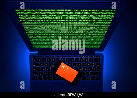Smartphone con bandiera cinese sulla tastiera del computer, immagine simbolo la cibercriminalità, attacco hacker, Baden-Württemberg, Germania Foto Stock