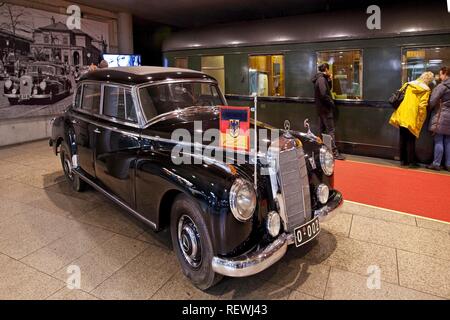 Adenauer Mercedes 300 con automobile berlina 10205, Casa della Storia di Bonn, Renania, Renania settentrionale-Vestfalia, Germania Foto Stock