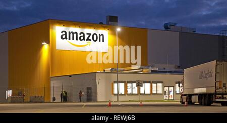 Logistica di Amazon Center DTM2, Dortmund, sul sito dell'ex Westfalenhütte, la zona della Ruhr, Nord Reno-Westfalia, Germania Foto Stock