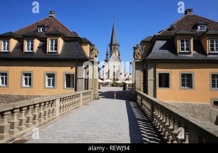 Vista da gatehouse del castello verso la città la chiesa di San Giorgio e la piazza del mercato in Weikersheim Foto Stock