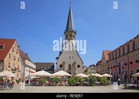 Città chiesa di San Giorgio e la piazza del mercato in Weikersheim, Baden-Wuerttemberg Foto Stock