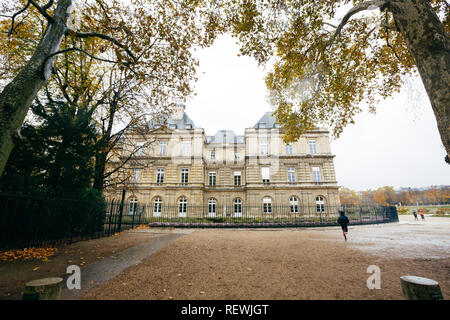 Paris (France) - Luxembourg Palace in Luxembourg Garden (Jardin de Luxembourg) Foto Stock