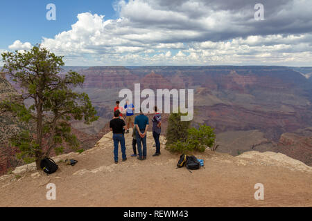 Ai visitatori di ammirare la vista del Grand Canyon da Rim Trail vicino a Bright Angel Lodge, il Parco Nazionale del Grand Canyon, Arizona, Stati Uniti. Foto Stock