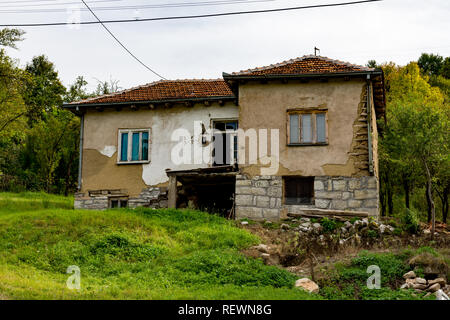 Strade e case nel villaggio di Rsovci su Stara Planina ( vecchia montagna ) in Serbia. Vecchia casa abbandonata. Foto Stock