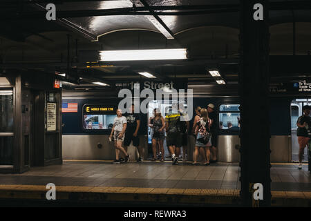 New York, Stati Uniti d'America - 2 Giugno 2018: persone di salire sul treno a 14th Street la stazione della metropolitana di New York, Stati Uniti d'America. Metropolitana di New York è uno del mondo Foto Stock