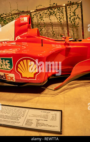 La storica Formula Uno Ferrari F1- 2000 modello race car nel display del Ferrari World su Yas Island, Abu Dhabi, Emirati Arabi Uniti Foto Stock