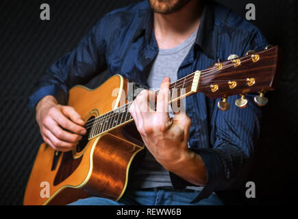 Chitarrista Rock praticanti in sound studio. Foto Stock