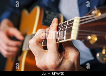 Chitarrista Rock praticanti in sound studio. Foto Stock