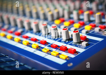 Professional sound engineer di mixaggio audio concole. Foto Stock