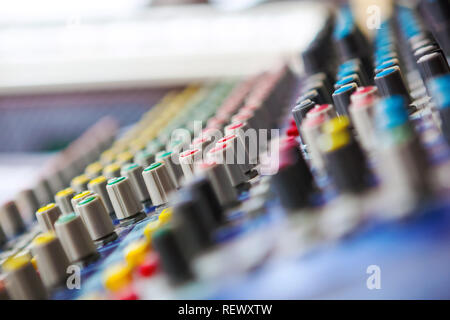 Professional sound engineer di mixaggio audio concole. Foto Stock