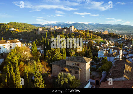 Granada, Andalusia, Spagna : Unesco di cui palazzo Alhambra e il quartiere Albaicin città vecchia vista generale Foto Stock