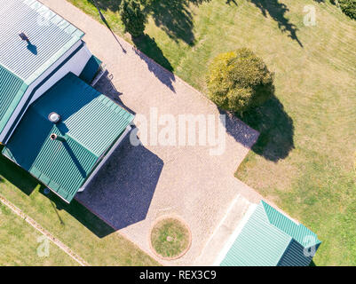 Nuove o rinnovate di metallo ondulato del tetto della casa residenziale. Vista aerea Foto Stock