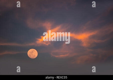 Silhouette astratta del tramonto con il bellissimo cielo e cloud in serata in Thailandia. Foto Stock