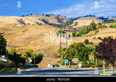 Palazzi costruiti su golden hills ricoperto di erba secca, bella luce della sera; a sud di San Jose di San Francisco Bay Area, California Foto Stock