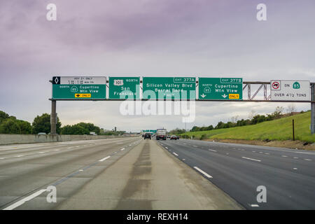Marzo 20, 2017 - San Jose/CA/USA - si avvicina un Interscambio superstrada in un giorno nuvoloso Foto Stock