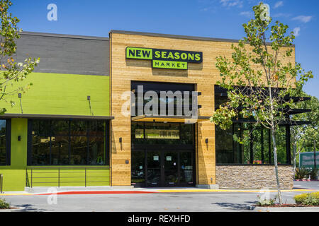 Agosto 5, 2017 Sunnyvale/CA/USA - New Seasons storefront mercato pronto per aprire Foto Stock