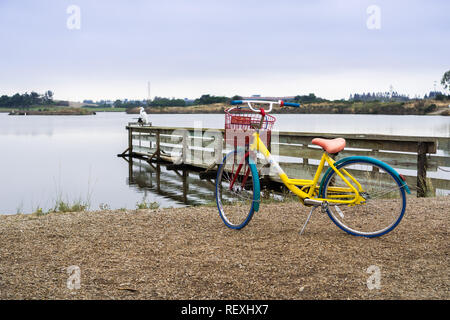 Agosto 29, 2017 Mountain View/CA/USA - Google bicicletta sinistra nel litorale Park, vicino alla baia trail Foto Stock