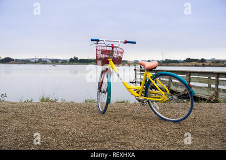 Agosto 29, 2017 Mountain View/CA/USA - Google bicicletta sinistra nel litorale Park, vicino alla baia trail Foto Stock