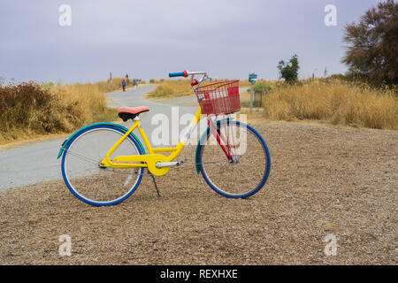 Agosto 29, 2017 Mountain View/CA/USA - Google bicicletta sinistra nel litorale Park, vicino alla baia trail Foto Stock