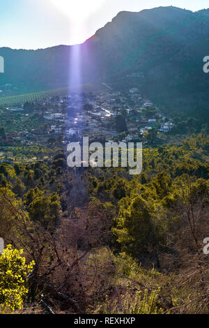 Vista aerea della città sotto la montagna. Orihuela, Spagna. Foto Stock