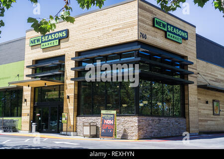 Agosto 30, 2017 Sunnyvale/CA/USA - la vetrina del recentemente aperto nuove stagioni mercato, South San Francisco Bay Foto Stock