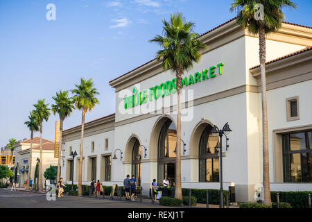 2 settembre 2017 Santa Clara/CA/USA - La gente lo shopping al Whole Foods supermercato si trova a Santa Clara Square Marketplace , South San Francisco Foto Stock