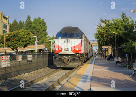 Il 5 settembre 2017 Sunnyvale/CA/USA - prendete il treno locale in partenza il treno dalla stazione di South San Francisco Bay Foto Stock